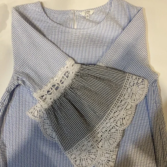 NEW Crown & Ivy Seersucker Striped Bell Sleeve Top White Blue Size M - Picture 1 of 13